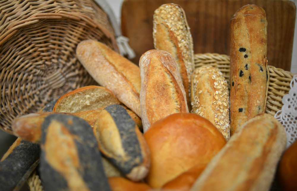 Vous choisissez votre pain: baguette Tradition, sesame, pavot, olives ou burgers Vous choisissez votre pain: baguette Tradition, sesame, pavot, olives ou burgers
